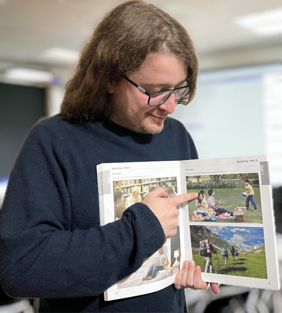Andrea Badii con un libro